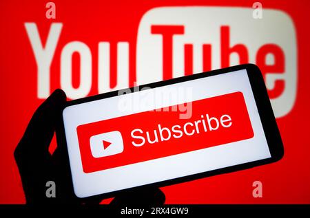 Ukraine. September 2023. In dieser Abbildung wird ein Banner für die Schaltfläche „Abonnieren“ auf einem Smartphone und ein YouTube-Logo auf einem pc-Bildschirm angezeigt. Quelle: SOPA Images Limited/Alamy Live News Stockfoto