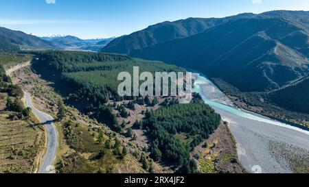 Luftfluss-Wald und Berglandschaft der atemberaubenden Straße durch das Tal, die in den alpinen Lewis Pass führt Stockfoto