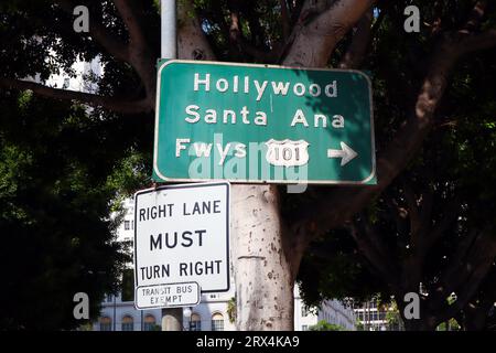 Los Angeles, Kalifornien: Autobahn 101, Wegweiser nach Hollywood und Santa Ana Stockfoto