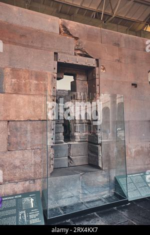 CUSCO, PERU. 2023: Inka-Mauer in der antiken Stadt Coricancha Temple, Cusco, Peru, Südamerika. Beispiel für polygonales Mauerwerk und Geschicklichkeit Stockfoto