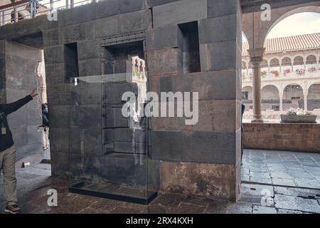 CUSCO, PERU. 2023: Inka-Mauer in der antiken Stadt Coricancha Temple, Cusco, Peru, Südamerika. Beispiel für polygonales Mauerwerk und Geschicklichkeit Stockfoto