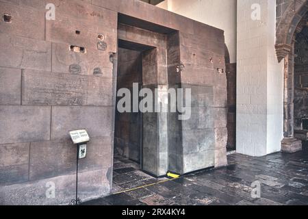 CUSCO, PERU. 2023: Inka-Mauer in der antiken Stadt Coricancha Temple, Cusco, Peru, Südamerika. Beispiel für polygonales Mauerwerk und Geschicklichkeit Stockfoto