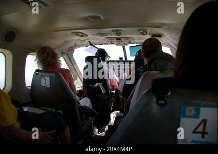 Gruppe von Personen, die in einem kleinen Flugzeug fliegen Stockfoto