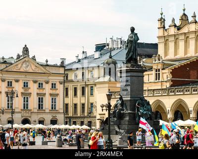 Das 1898 enthüllte Denkmal von Adam Mickiewicz, einer der einflussreichsten und bedeutendsten Persönlichkeiten der polnischen Poesie, ziert den Hauptplatz der Stadt. Stockfoto