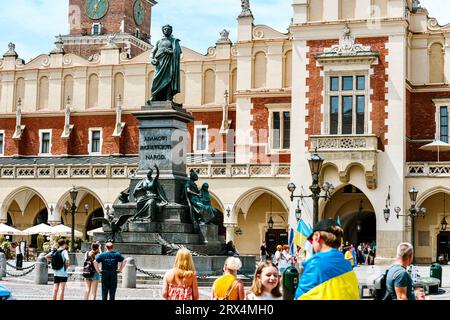 Das 1898 enthüllte Denkmal von Adam Mickiewicz, einer der einflussreichsten und bedeutendsten Persönlichkeiten der polnischen Poesie, ziert den Hauptplatz der Stadt. Stockfoto