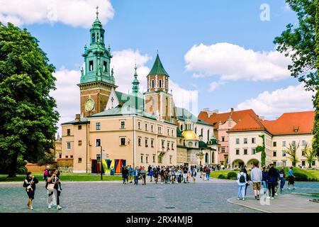 Krakau, Polen - 12. Juni 2023: Fragment der königlichen Burg Wawel - ein architektonischer Komplex am linken Ufer der Weichsel. Stockfoto