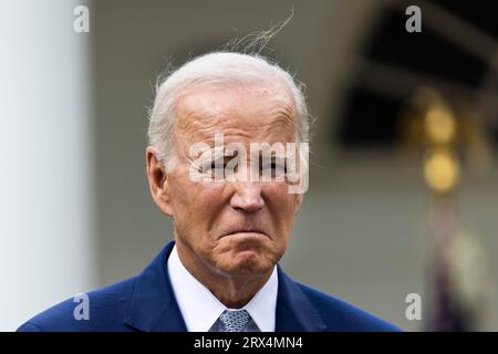 Washington, DC. September 2023. US-Präsident Joe Biden wartet auf eine Rede bei einer Waffengewalt-Veranstaltung im Rosengarten des Weißen Hauses in Washington, DC, am 22. September 2023. Biden gab bekannt, dass das Weiße Haus das erste Büro für Gewaltprävention mit Waffen einrichten würde. Quelle: Jim LoScalzo/Pool über CNP/dpa/Alamy Live News Stockfoto