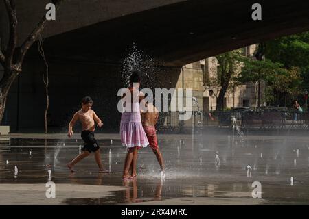Sao Paulo, Brasilien. September 2023. Kinder spielen an einem Brunnen in der Stadt. Aufgrund der ungewöhnlich hohen Temperaturen für diese Jahreszeit suchen Passanten Erfrischungen. Anrede: Allison Sales/dpa/Alamy Live News Stockfoto
