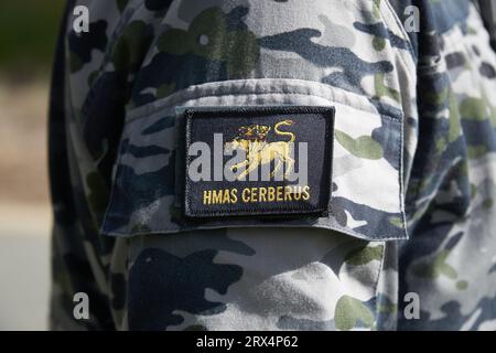 Shepparton Victoria Australia 23. September 2023, Legacy feiert 100 Jahre Dienst für Witwen und Kinder oder Soldaten. Das HMAS Cerebus Navy Insignia am Fackelrelais Stockfoto