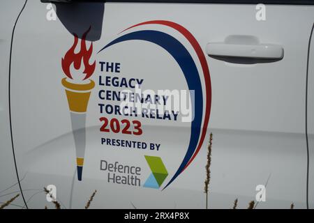 Shepparton Victoria Australia 23. September 2023, Legacy feiert 100 Jahre Dienst bei der Unterstützung der Familien von Veteranen mit einer Fackel Relais das Logo auf einer Autotür Credit PjHickox/Alamy Live News Stockfoto