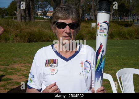 Shepparton Victoria Australia 23. September 2023, Legacy feiert 100 Jahre Dienst bei der Unterstützung der Familien von Veteranen mit einem Fackelrelais. Fackelträger Leonie Wilson Credit PjHickox/Alamy Live News Stockfoto