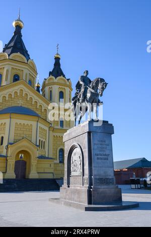 Denkmal mit der Inschrift „Heiliger Großherzog Alexander Newski“ vor der Alexander-Newski-Kathedrale in Nischni Nowgorod, erbaut 1880 Stockfoto