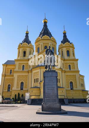 Denkmal mit der Inschrift „Heiliger Großherzog Alexander Newski“ vor der Alexander-Newski-Kathedrale in Nischni Nowgorod, erbaut 1880 Stockfoto