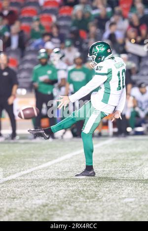 Ottawa, Kanada. September 2023. Saskatchewan Roughriders Punter Adam Korsak (10) stiefelt den Ball während des CFL-Spiels zwischen den Saskatchewan Roughriders und den Ottawa Redblacks, das im TD Place Stadium in Ottawa, Kanada, stattfindet. Daniel Lea/CSM/Alamy Live News Stockfoto