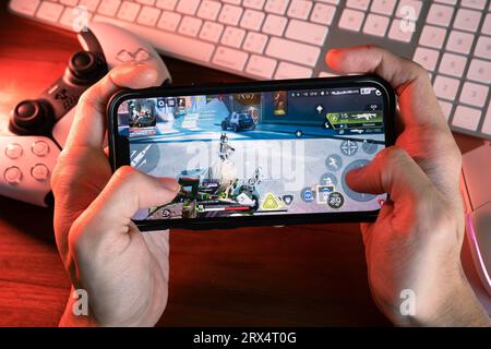 Bangkok, Thailand - 1. Februar 2023: Gamer spielt Apex Legends Mobile auf dem iPhone 13. Stockfoto