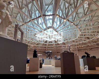 Mexiko-Stadt, Mexiko - 19. Juli 2023: Die Rodin-Era-Ausstellungshalle im Soumaya-Museum mit den wichtigsten Werken des französischen Bildhauers Stockfoto