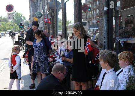 Kopenhagen/Dänemark, 17. Mai 2018 Norwegain feiern thier Nationalfeiertag am 17. Mai 2018 norwegische mit nationalen Kleid und mit Thier norwegain Flagge in Kopenhagen.. (Foto. Franz Joseph Dean/Deanpictures. Stockfoto