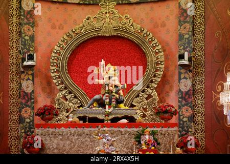 19. September 2023, Pune, Maharashtra, Indien, wunderschönes Idol von Lord Ganesh, installiert von Bhausaheb Rangari Ganpati während des Ganesh Festivals 2023. Stockfoto