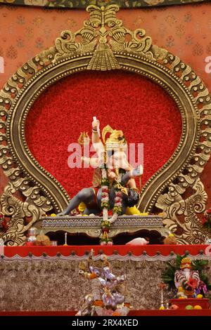 19. September 2023, Pune, Maharashtra, Indien, wunderschönes Idol von Lord Ganesh, installiert von Bhausaheb Rangari Ganpati während des Ganesh Festivals 2023. Stockfoto