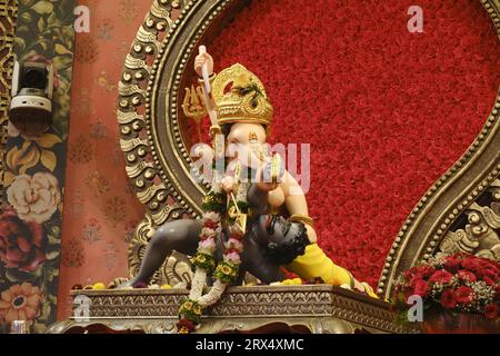 19. September 2023, Pune, Maharashtra, Indien, wunderschönes Idol von Lord Ganesh, installiert von Bhausaheb Rangari Ganpati während des Ganesh Festivals 2023. Stockfoto