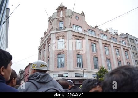 CDMX, Mexiko-Stadt, Mexiko - 09 16 2023: Traditionelle mexikanische Unabhängigkeitstag-Militarparade. Das Publikum wartet und erwartet und bereitet sich auf die Parade vor Stockfoto