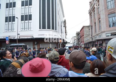 CDMX, Mexiko-Stadt, Mexiko - 09 16 2023: Traditionelle mexikanische Unabhängigkeitstag-Militarparade. Das Publikum wartet und erwartet und bereitet sich auf die Parade vor Stockfoto