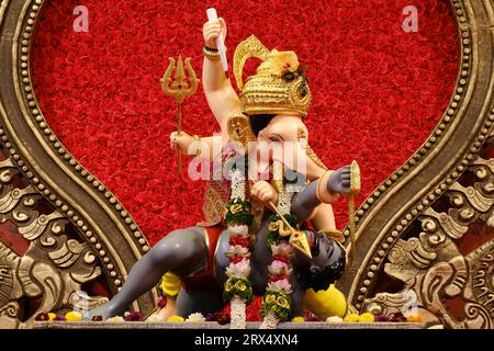 19. September 2023, Pune, Maharashtra, Indien, wunderschönes Idol von Lord Ganesh, installiert von Bhausaheb Rangari Ganpati während des Ganesh Festivals 2023. Stockfoto