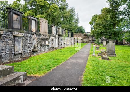 Sehr alte Gräber neben Wohnhäusern auf dem Greyfriars Cemetery in Edinburgh, Schottland. Stockfoto