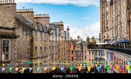 Victoria Street im Zentrum von Edinburgh, dekoriert mit Flaggen für die August Party, Schottland. Stockfoto