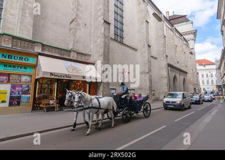 Wien, Österreich - 14. August 2010: Touristen auf Tour in der offenen Kutsche in der Inneren Stadt Stockfoto