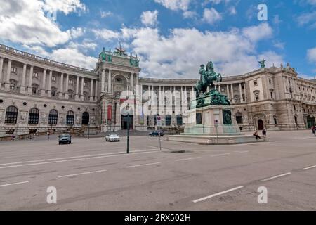 Wien, Österreich - 14. August 2010: Die Fassade der Hofburg und die Reiterstatue Prinz Eugen Stockfoto