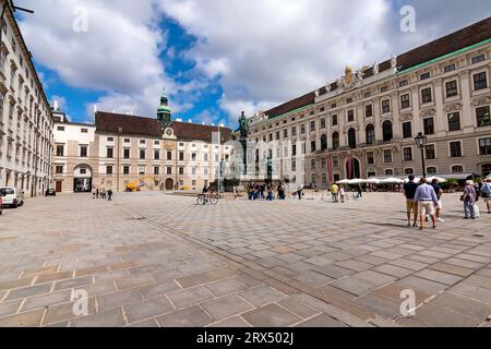 Wien, Österreich - 14. August 2010: Der Innenhof der Hofburg und Kaiser Franz I. Denkmal Stockfoto