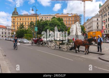 Wien, Österreich - 14. August 2010: Offene Pferdekutschen warten auf Touristen Stockfoto