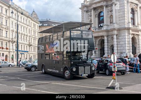 Wien, Österreich - 14. August 2010: Ein touristischer Doppeldecker in der Stadtstraße Stockfoto