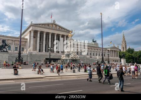 Wien, Österreich - 14. August 2010: Das österreichische Parlamentsgebäude und der Pallas Athena-Brunnen Stockfoto