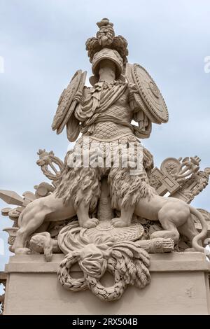 Eine der Skulpturengruppen von Gloriette des Bildhauers Johann Baptist Hagenauer im Park des Schlosses Schönbrunn, Wien, Österreich Stockfoto