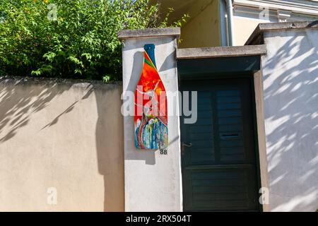 Poysdorf, Österreich - 16. August 2010: Ein künstlerisches Hauszeichen Stockfoto