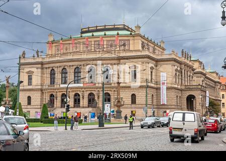 Prag, Tschechische Republik - 17. August 2010: Jan-Palach-Platz und Rudolfinum, Konzertsaal und Museum. Stockfoto