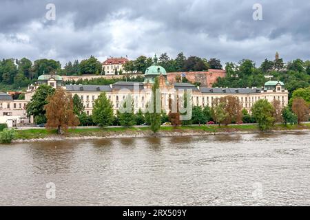 Akademie Straka (auf Tschechisch: akademie Strakova), Sitz der Regierung der Tschechischen Republik, von der Manes-Brücke aus gesehen (tschechisch: Mánesův most) Stockfoto