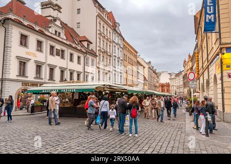 Prag, Tschechische Republik - 17. August 2010: Havelský Markt - der einzige erhaltene Marktplatz in der Altstadt aus dem Jahr 1232 Stockfoto