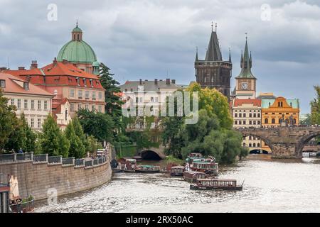 Der Four Seasons Pier, Kloster der Kreuzfahrer mit dem Roten Stern, St. Franziskus-von-Assisi-Kirche, Altstädter Brückenturm und Karlsbrücke, Prag Stockfoto