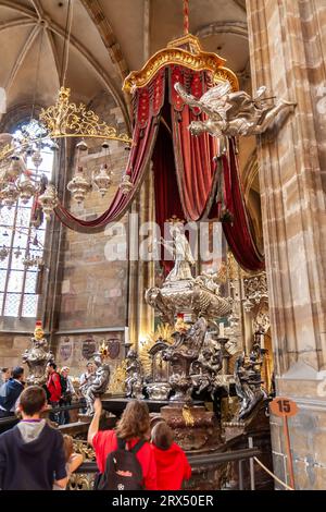 Prag, Tschechische Republik - 18. August 2010: Touristen in der Nähe des Grabes von St. Johannes von Nepomuk in der St. Vitusdom Stockfoto