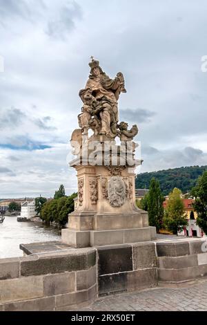 Die Statue der Heiligen Ludmila von Matthias Braun (ca. 1710er Jahre), die auf der Südseite der Karlsbrücke in Prag installiert wurde Stockfoto