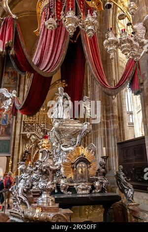 Das Grab von St. Johannes von Nepomuk in der St. Veitsdom, Prag Stockfoto