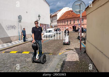 Prag, Tschechische Republik - 18. August 2010: Touristen auf Segways in der Altstadt Stockfoto
