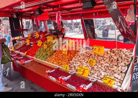 München - 20. August 2010: Ein Bauernmarkt am Viktualienmarkt Stockfoto