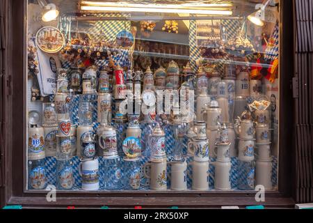 München - 20. August 2010: Ein Schaufenster mit traditionellen deutschen Biersteinen Stockfoto