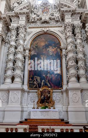 Altar der Heiligen Verwandtschaft im rechten Querschiff der Theaterkirche St. Cajetan und Adelaide (deutsch: Theatinerkirche St. Kajetan und Adelheid) Stockfoto