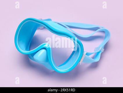 Blaue Schwimmmaske auf lila, Nahaufnahme Stockfoto