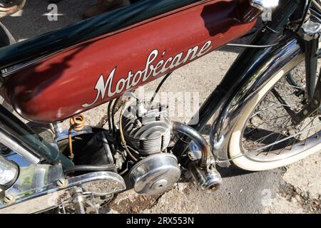 Bordeaux, Frankreich - 09 04 2023 : motobecane Logo Marke und Textschild französisch Vintage Retro Moped Oldtimer alten Rennroller Motorrad Stockfoto